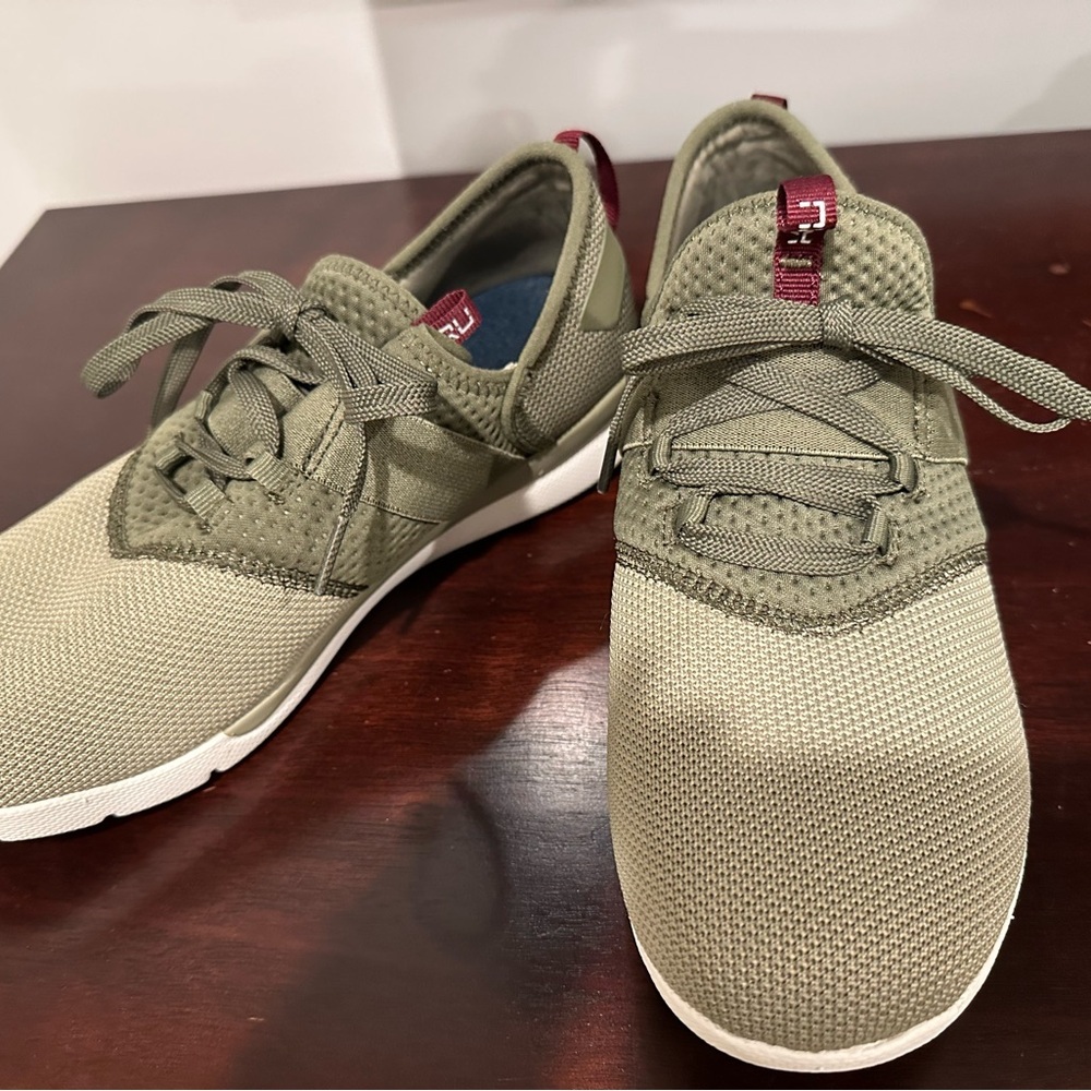 Kuru Green Sneakers Modern Minimalist Design. Size 9.